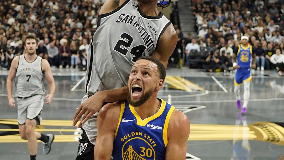 Nov 14, 2025; San Antonio, Texas, USA; Golden State Warriors guard Stephen Curry (30) drives to the basket against San Antonio Spurs guard Devin Vassell (24) during the first half at Frost Bank Center. Mandatory Credit: Scott Wachter-Imagn Images
