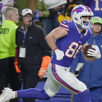 Buffalo Bills tight end Dalton Kincaid runs down the sidelines for a gain of about 10 yards during first half action against the Kansas City Chiefs at Highmark Stadium in Orchard Park on Nov. 2, 2025.