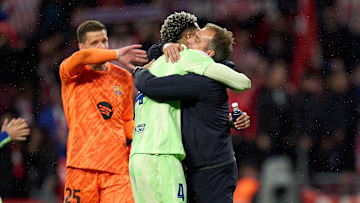 R. Araujo enlassant son entraineur Hansi Flick - FC Barcelone R. Araujo enlassant son entraineur Hansi Flick - FC Barcelone