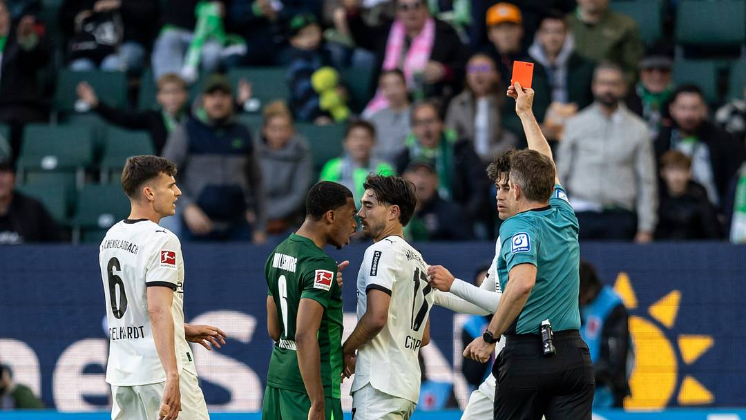 Jens Castrop fliegt vom Platz nach Grätsche gegen den Wolfsburger Sael Kumbedi
