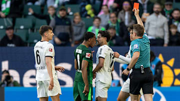 Jens Castrop fliegt vom Platz nach Grätsche gegen den Wolfsburger Sael Kumbedi