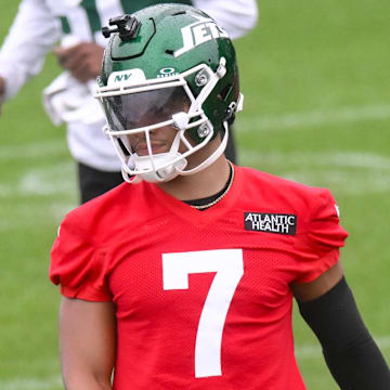 Jun 10, 2025; East Rutherford, NJ, USA; New York Jets quarterback Justin Fields (7) warms up during minicamp at Atlantic Health Jets Training Center. Mandatory Credit: John Jones-Imagn Images