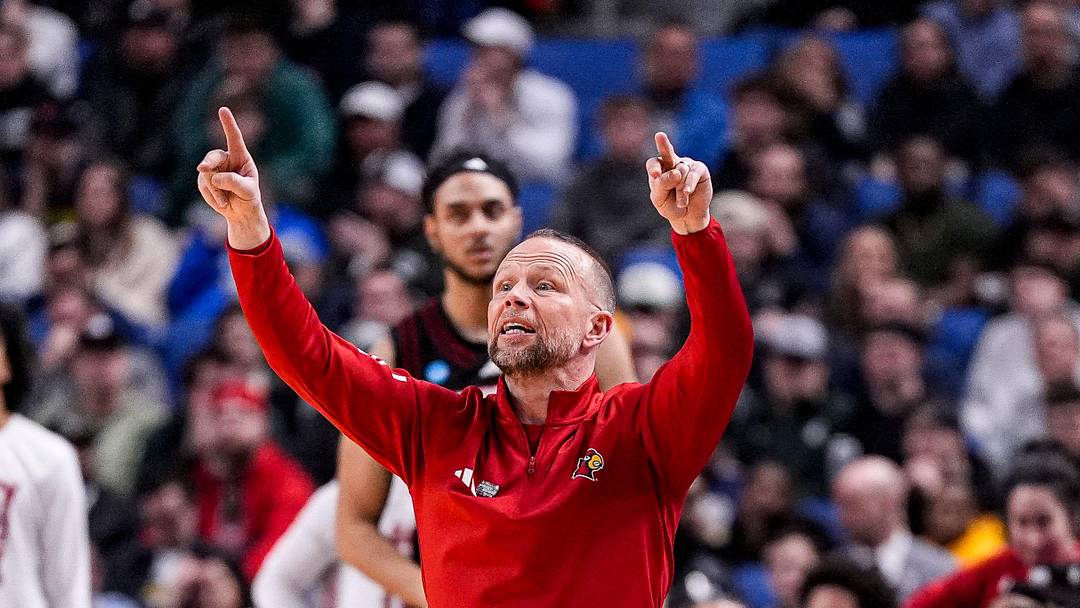Louisville head coach Pat Kelsey reacts to a play against Michigan State during the first half of NCAA Tournament Second Round at KeyBank Center in Buffalo on Saturday, March 21, 2026.