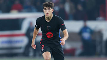 Pau Cubarsí en el juego del FC Barcelona vs. Estrella Roja, antes de sufrir el impacto en su rostro