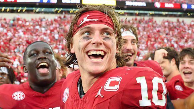 Oklahoma Sooners quarterback John Mateer (10) 