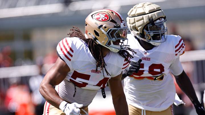 San Francisco 49ers linebacker Fred Warner (L)