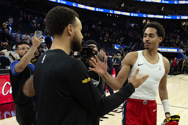 The Golden State Warriors Stephen Curry (left) goalkeeper welcomes the former teammate Washington Wizards, Jordan Poole