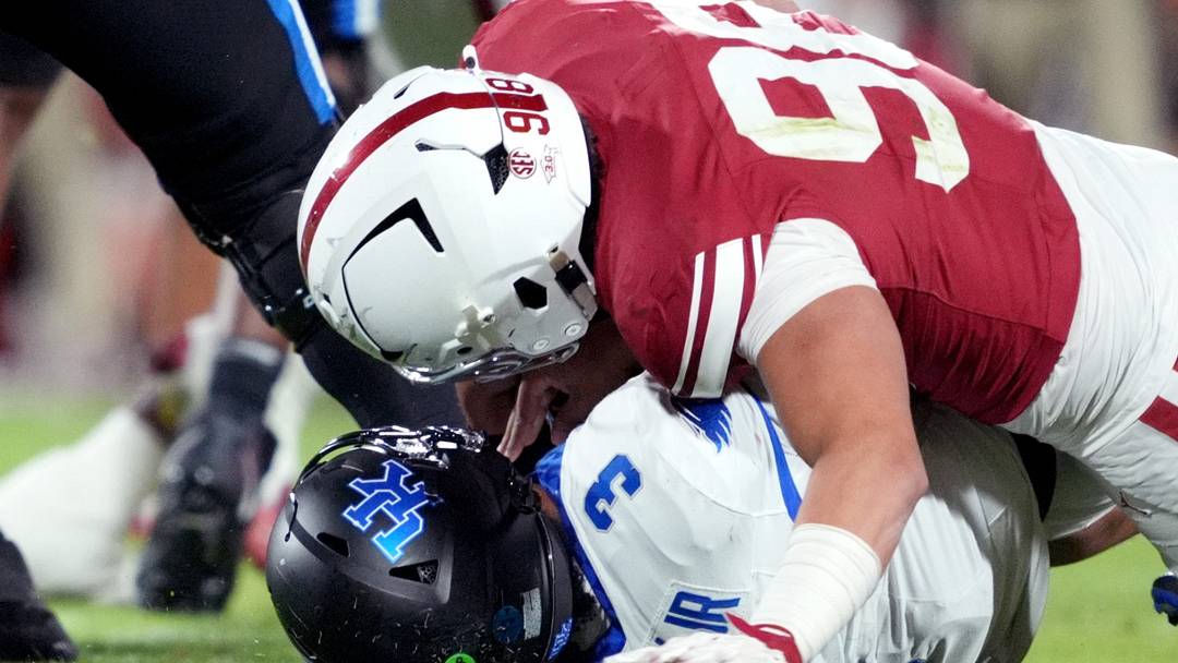 Oklahoma's Jake Kreul (98) sacks Kentucky's Kenny Minchey (3) in the second half. Oklahoma's Jake Kreul (98) sacks Kentucky's Kenny Minchey (3) in the second half.
