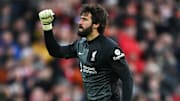 Goleiro Alisson foi um dos destaques deste sábado
