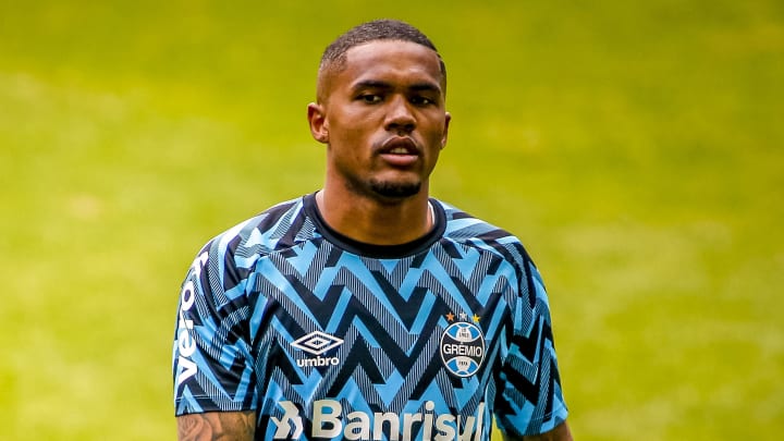 Decisão do camisa 10 reforça declaração de Romildo, que confirmou o desejo do atacante em seguir no Grêmio Decisão do camisa 10 reforça declaração de Romildo, que confirmou o desejo do atacante em seguir no Grêmio