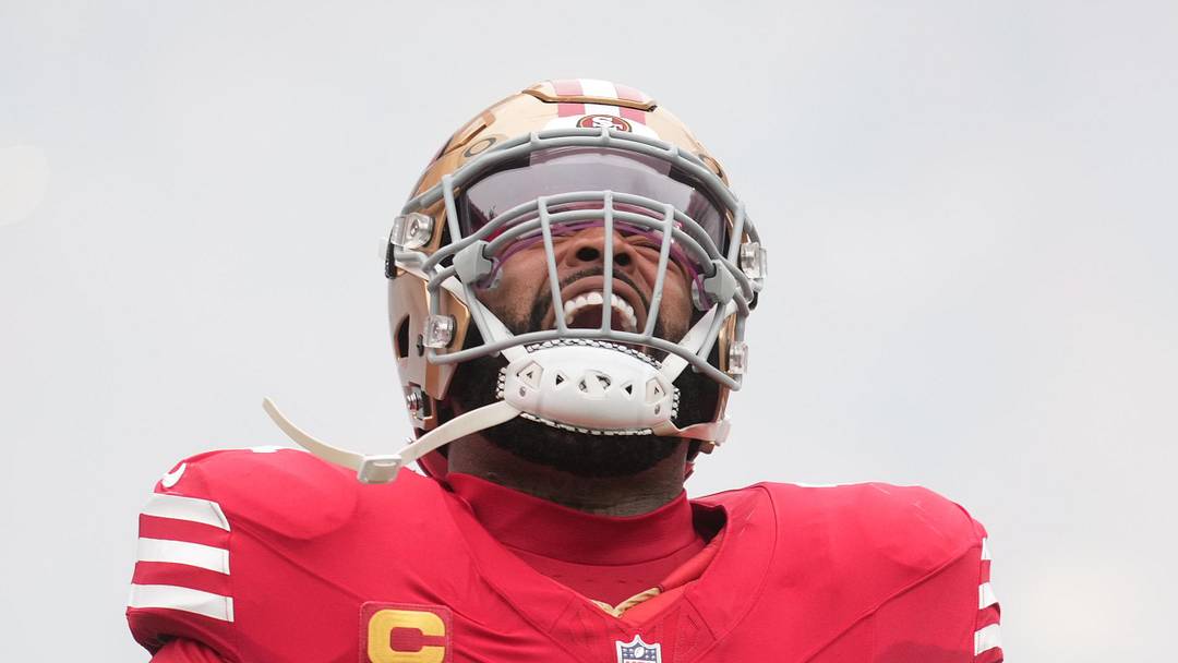 San Francisco 49ers offensive tackle Trent Williams enters the field San Francisco 49ers offensive tackle Trent Williams enters the field
