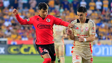 El argentino Domingo Blanco de Xolos y Jesús Angulo de Tigres durante el Clausura 2024