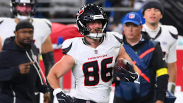 Oct 20, 2025; Seattle, Washington, USA; Houston Texans tight end Dalton Schultz (86) carries the ball after a catch during the second quarter against the Seattle Seahawks at Lumen Field. Mandatory Credit: Steven Bisig-Imagn Images
