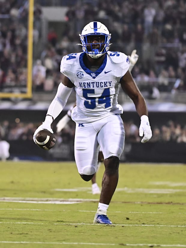 Kentucky Wildcats linebacker D'Eryk Jackson (54) runs the ball after an interception Kentucky Wildcats linebacker D'Eryk Jackson (54) runs the ball after an interception