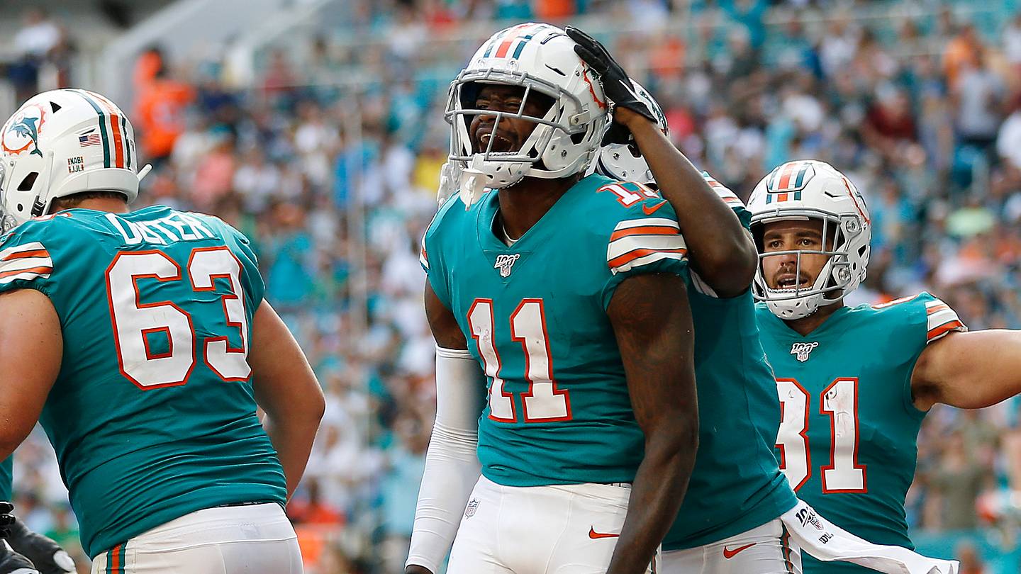 DeVante Parker announces retirement despite signing with the Eagles - Vimarsana News