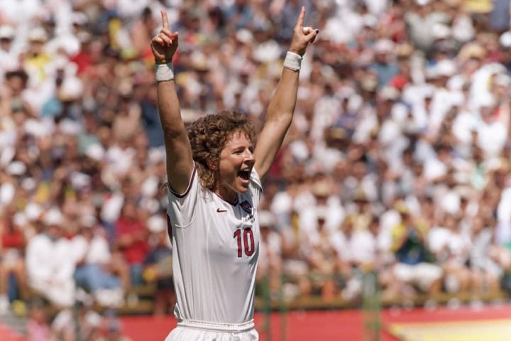 Michelle Akers merayakan