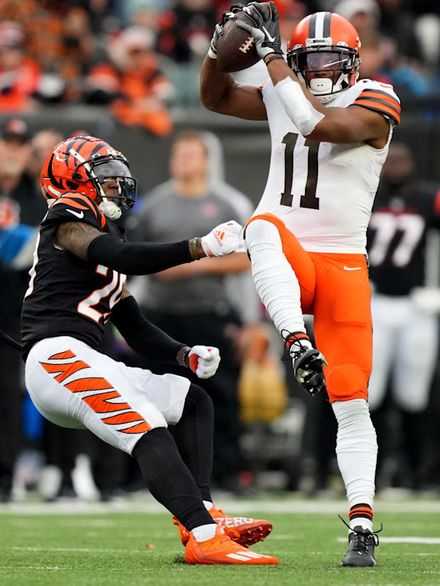 Tampa Bay Buccaneers rival Saints add new weapon with signing of 26