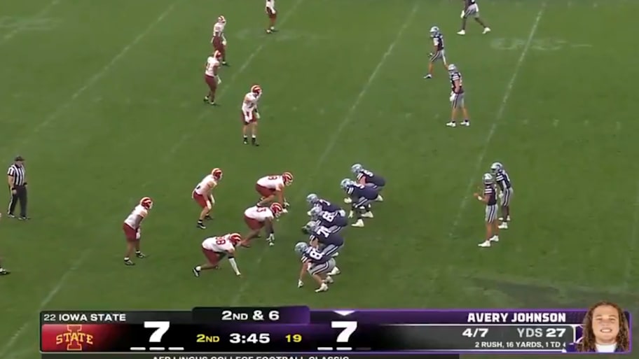 ESPN's new college football scorebug changes color based on the team in possession of the ball. | via ESPN