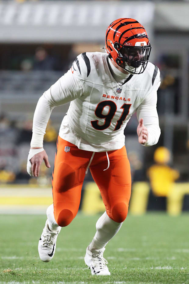 Cincinnati Bengals defensive end Trey Hendrickson pass rushes at the line of scrimmage against the Pittsburgh Steelers