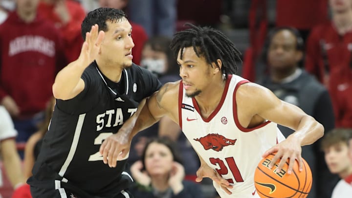 Mar 8, 2025; Fayetteville, Arkansas, USA; Arkansas Razorbacks guard D.J. Wagner (21) drives against Mississippi State Bulldogs forward RJ Melendez (22) during the second half at Bud Walton Arena. Arkansas won 93-92. Mandatory Credit: Nelson Chenault-Imagn Images Mar 8, 2025; Fayetteville, Arkansas, USA; Arkansas Razorbacks guard D.J. Wagner (21) drives against Mississippi State Bulldogs forward RJ Melendez (22) during the second half at Bud Walton Arena. Arkansas won 93-92. Mandatory Credit: Nelson Chenault-Imagn Images