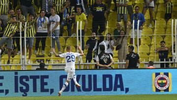 La célébration de Buyalsky après son but contre Fenerbahçe a agacé le public turc, qui s'est vengé...