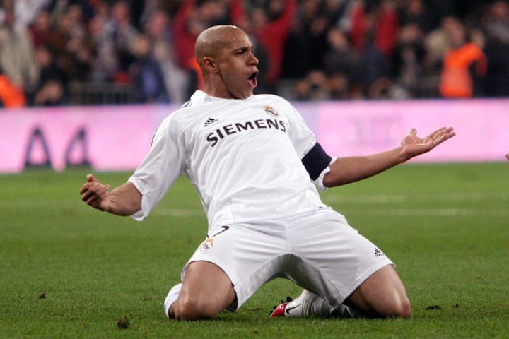 Roberto Carlos knee sliding.