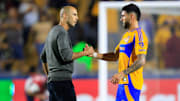 El técnico argentino Guido Pizarro festeja con Jesús Garza el pase a los cuartos de final de la Concachampions