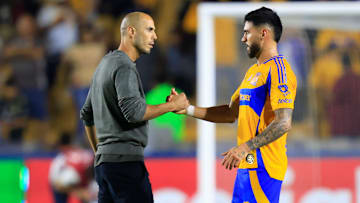El técnico argentino Guido Pizarro festeja con Jesús Garza el pase a los cuartos de final de la Concachampions