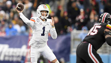 Auburn Tigers quarterback Payton Thorne (1)
