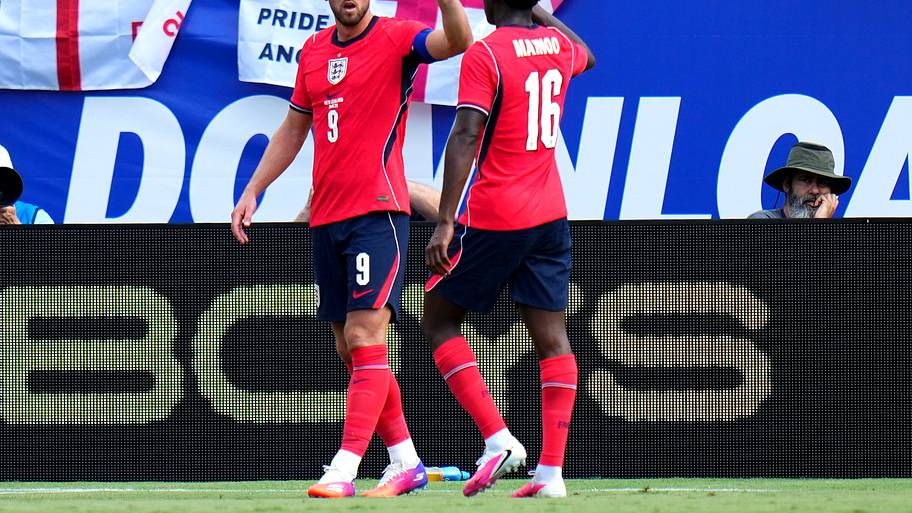 Harry Kane, Kobbie Mainoo