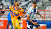 Carlos Salcedo (Tigres) y el argentino Mauro Quiroga (Pachuca) durante el Torneo Guard1anes 2021.