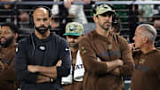 Aaron Rodgers y su entrenador Robert Saleh, quien sigue de cerca la recuperación del quarterback