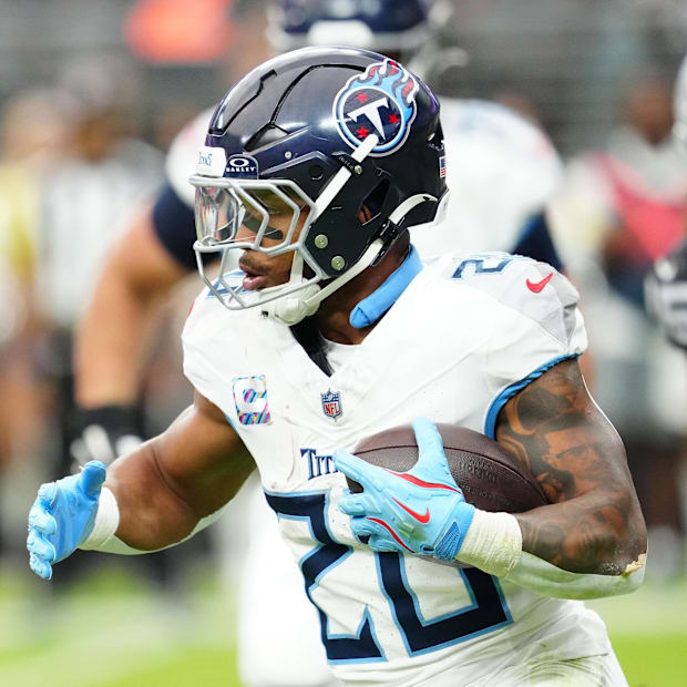 Tennessee Titans RB Tony Pollard runs the ball during the second half against the Las Vegas Raiders at Allegiant Stadium.