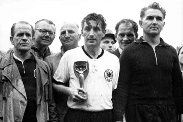 Fritz Walter with the 1954 World Cup.