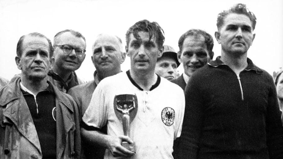 Fritz Walter with the 1954 World Cup.