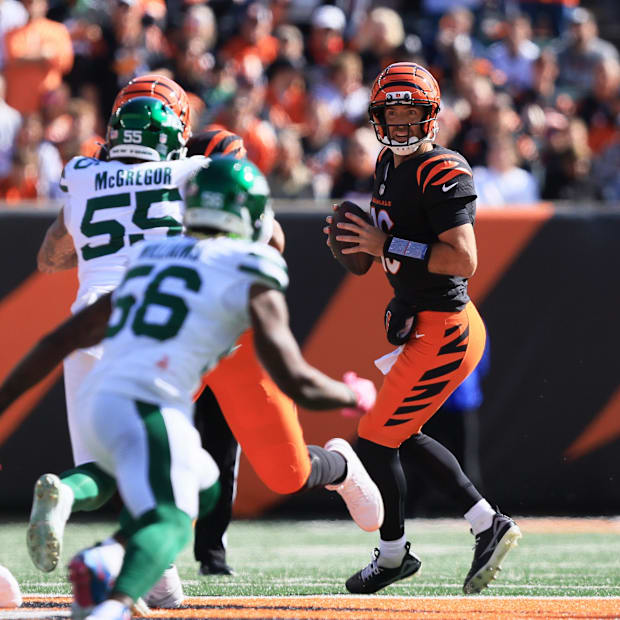 Cincinnati Bengals quarterback Joe Flacco (16) looks to pass the ball during the game against the New York Jets.