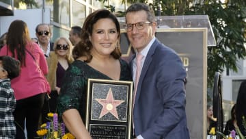 Angélica Vale acompañada de su esposo Otto Padrón cuando recibió una estrella en el Camino de la Fama de Hollywood