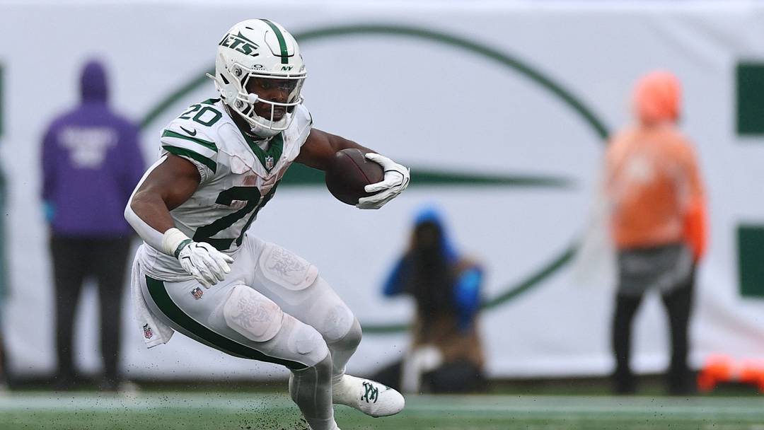 New York Jets running back Breece Hall (20) runs with the ball against the Green Bay Packers during the third quarter at MetLife Stadium. New York Jets running back Breece Hall (20) runs with the ball against the Green Bay Packers during the third quarter at MetLife Stadium.
