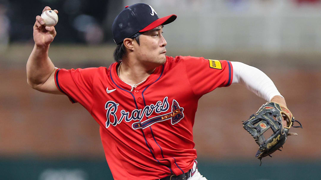 Sep 26, 2025; Cumberland, Georgia, USA; Atlanta Braves shortstop Ha-Seong Kim (9) throws the ball to first base for the out against the Pittsburgh Pirates during the eighth inning at Truist Park.