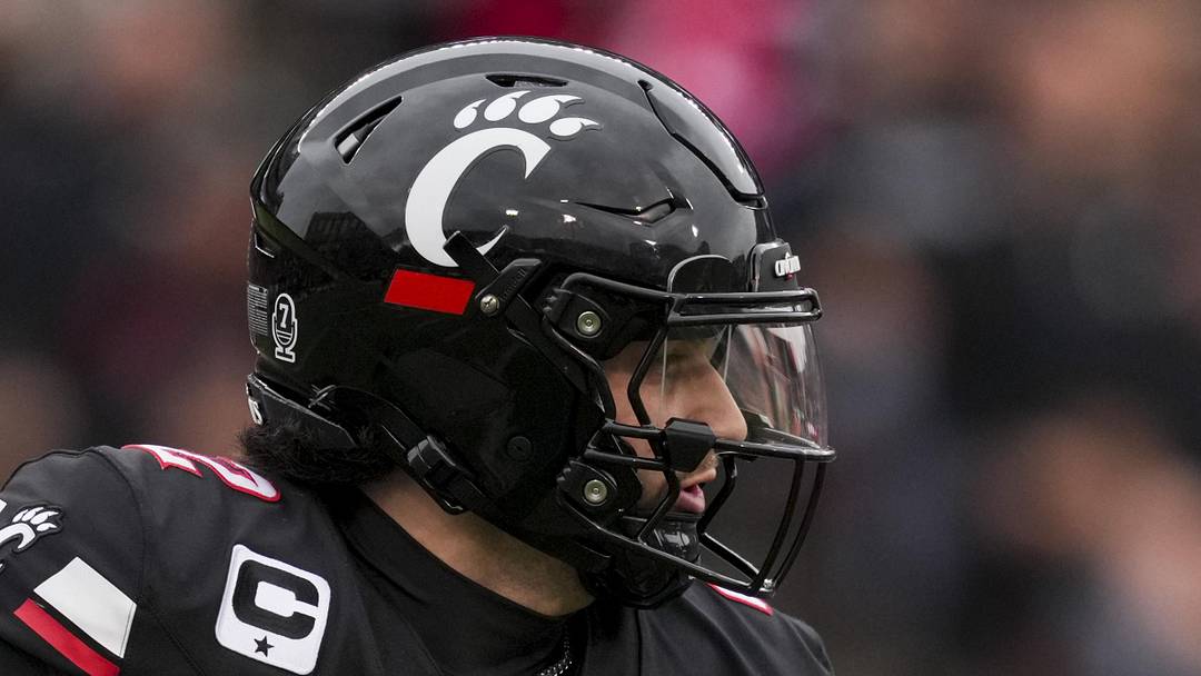 Cincinnati Bearcats quarterback Brendan Sorsby Cincinnati Bearcats quarterback Brendan Sorsby