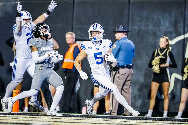 BYU WR Cody Hagen contra o Colorado BYU WR Cody Hagen contra o Colorado