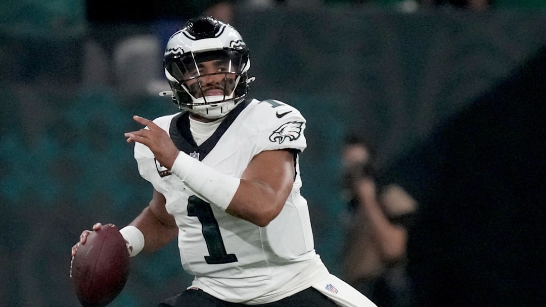 Philadelphia Eagles quarterback Jalen Hurts (1) scrambles during the first half against the Green Bay Packers at Neo Quimica Arena.