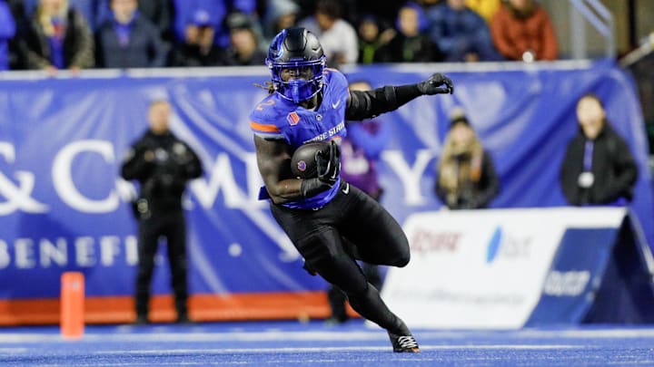 Boise State running back Ashton Jeanty rushes with the ball.