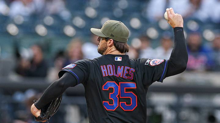 May 15, 2026; New York City, New York, USA; New York Mets pitcher Clay Holmes (35) delivers a pitch during the first inning against the New York Yankees at Citi Field. Mandatory Credit: Vincent Carchietta-Imagn Images