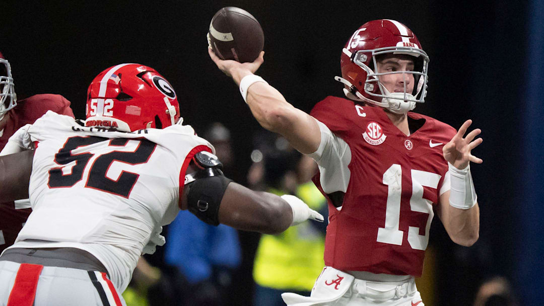 Alabama quarterback Ty Simpson (15) Alabama quarterback Ty Simpson (15)