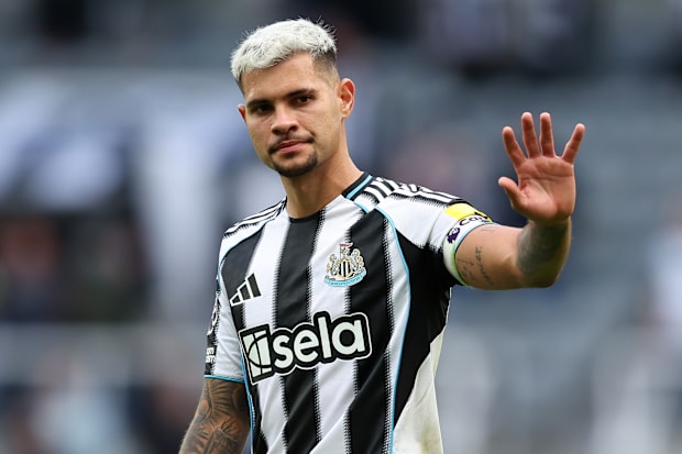 Bruno Guimarães offering a hand of apology.