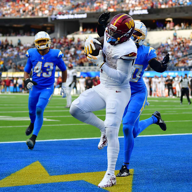 Washington Commanders wide receiver Deebo Samuel Sr. (1) makes a catch for a touchdown against the Los Angeles Chargers.