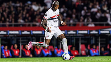 Robert Arboleda durante partida do São Paulo antes da polêmica envolvendo sumiço e possível rescisão contratual