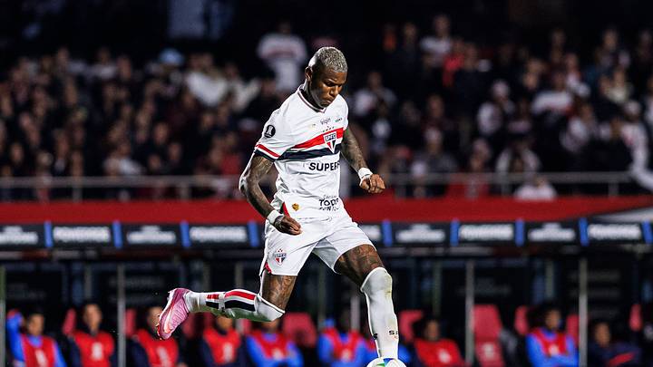 Robert Arboleda durante partida do São Paulo antes da polêmica envolvendo sumiço e possível rescisão contratual Robert Arboleda durante partida do São Paulo antes da polêmica envolvendo sumiço e possível rescisão contratual