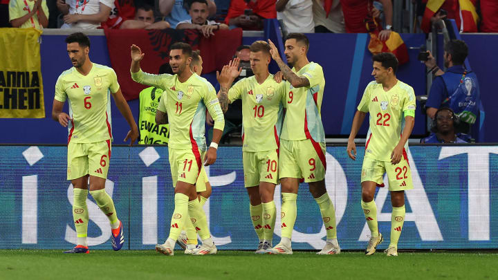 Spanyol sukses keluar sebagai juara Grup B dengan kemenangan 1-0 atas Albania